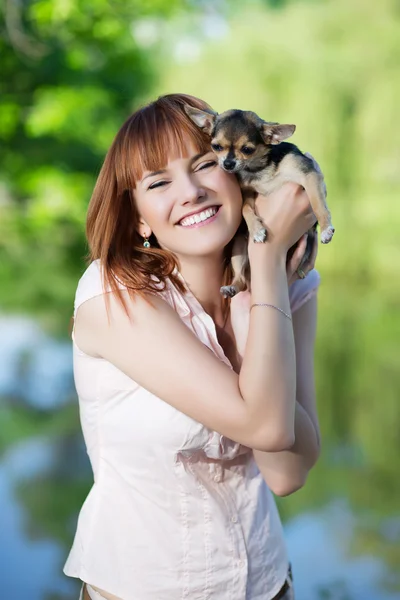 Mulher de cabelos vermelhos com cachorrinho — Fotografia de Stock