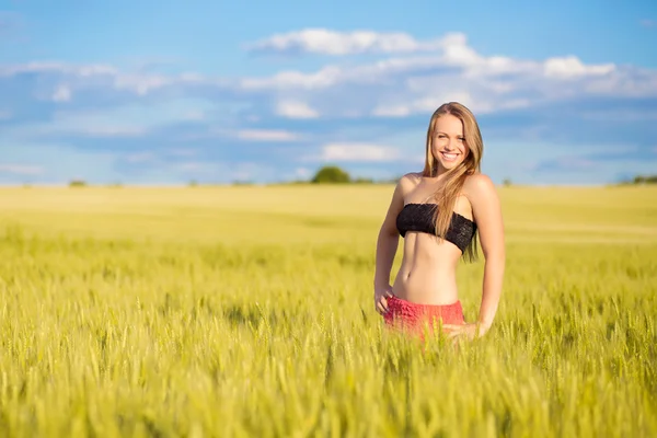 Veselá mladá žena na hřišti — Stock fotografie