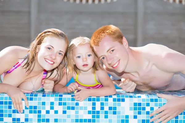 Famiglia positiva in piscina d'acqua — Foto Stock