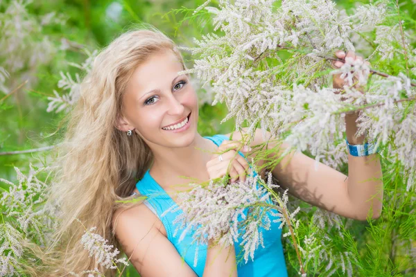 Mulher posando em coníferas floridas — Fotografia de Stock