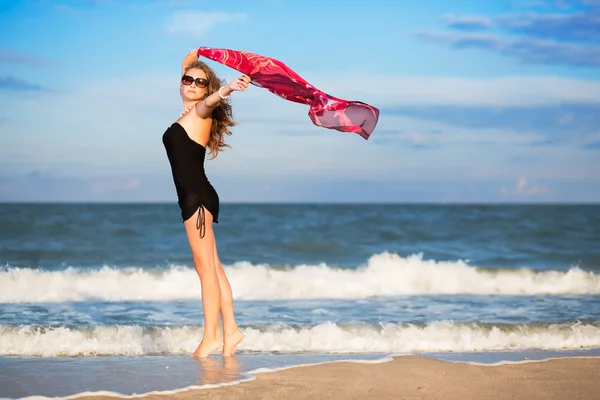 Pretty slim woman with pink pareo — Stock Photo, Image