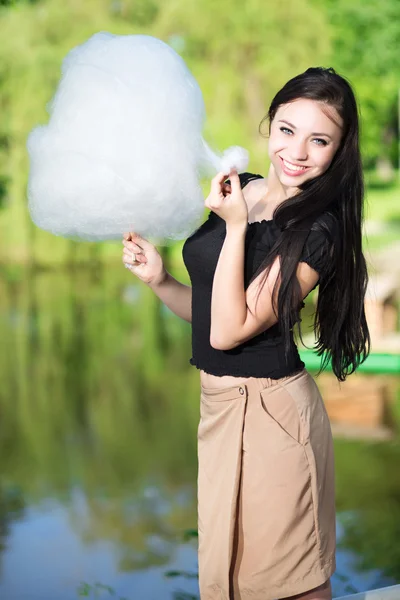 Mulher posando com um fio de algodão — Fotografia de Stock