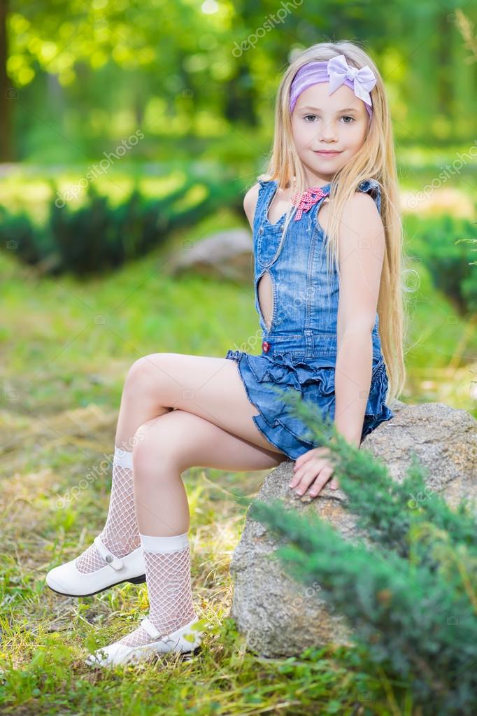 Маленькая девочка в джинсах стоковое фото ©acidgrey 49260021