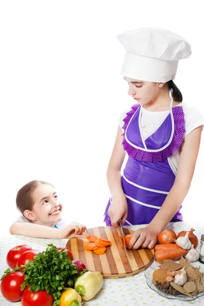 Duas meninas preparam comida — Fotografia de Stock