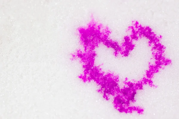 Corazón púrpura a la nieve — Foto de Stock