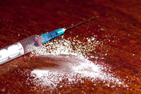 Syringe and the scattered powder — Stock Photo, Image