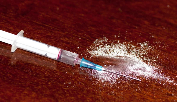 Syringe and the scattered powder — Stock Photo, Image