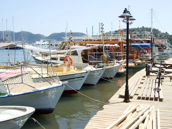 Barche e yacht sull'ormeggio — Foto Stock