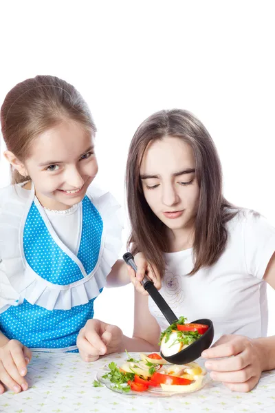 Duas meninas comendo salada vegetariana — Fotografia de Stock