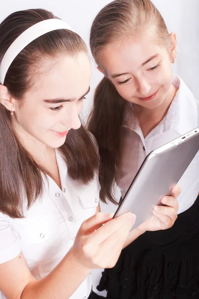 Dois Menina com ipad como gadget — Fotografia de Stock