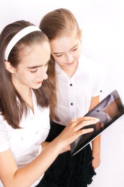 ipad gibi gadget'ın iki kızla