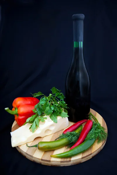 Bouteille de vin, fromage, poivre et persil . — Photo