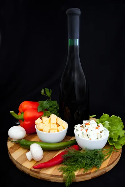 Garrafa de vinho, queijo, pimenta e salsa . — Fotografia de Stock