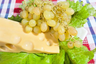 peynir, üzüm ve marul
