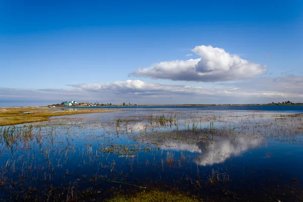 Klooster en meer — Stockfoto