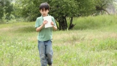 çocuk kitabı dışında okur