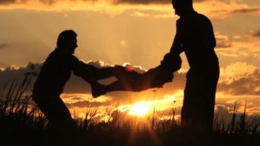 Baba ve oğul oynamak. gün batımı