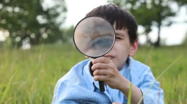 çocukla Büyüteç çim üzerinde yalan