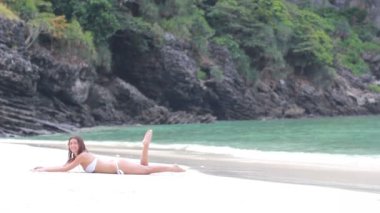 Sahilde güzel bir kadın.