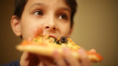 pizza yeme genç çocuk