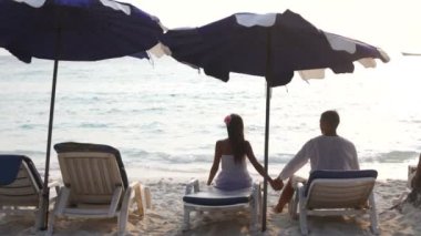 Kumsalda sevgi dolu bir çift