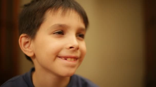 男孩微笑，一幅肖像 — 图库视频影像