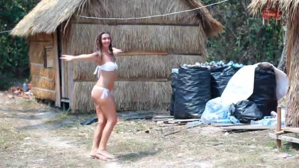Chica en bikini bailando — Vídeo de stock