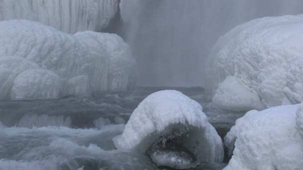 Vodopády. zimní — Stock video