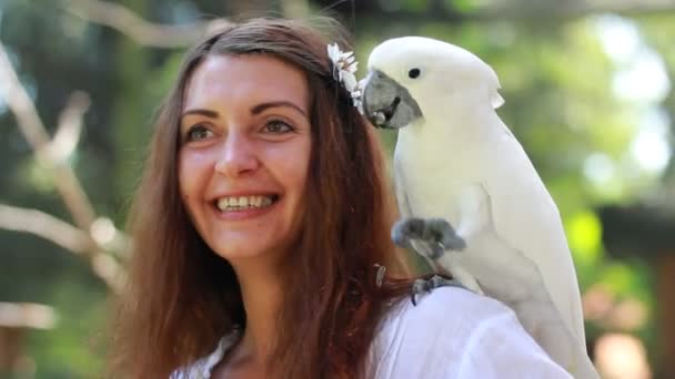 Ragazza sorridente con pappagallo colorato nella giungla — Video Stock