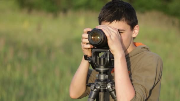 The boy with the camera. — Stock Video