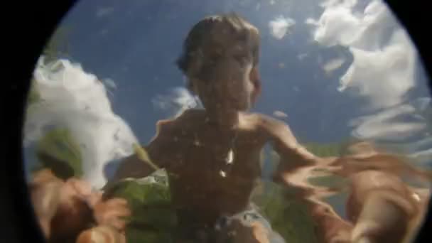 El chico se baña en el río — Vídeos de Stock