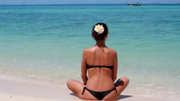 Жінка на пляжі біля моря роздумує — стокове відео