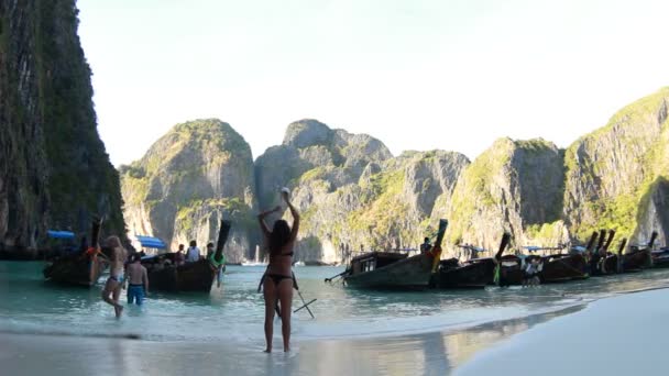 Hermosa mujer en la playa. — Vídeo de stock