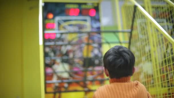 Menino jogando com máquina de jogo — Vídeo de Stock