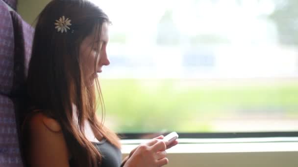 Jeune femme voyageant en train