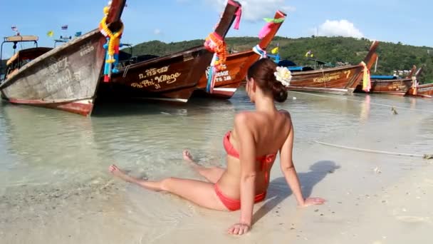 Mulher feliz nas ilhas Phi Phi — Vídeo de Stock