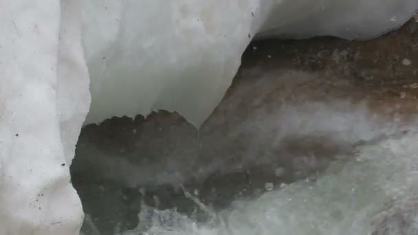 Горный поток зимой — стоковое видео