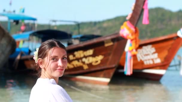 Mujer feliz en las islas Phi Phi — Vídeo de stock