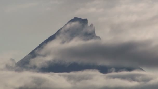 Вулкан и облака — стоковое видео