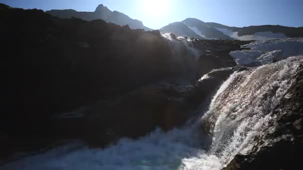 Corriente de montaña — Vídeo de stock