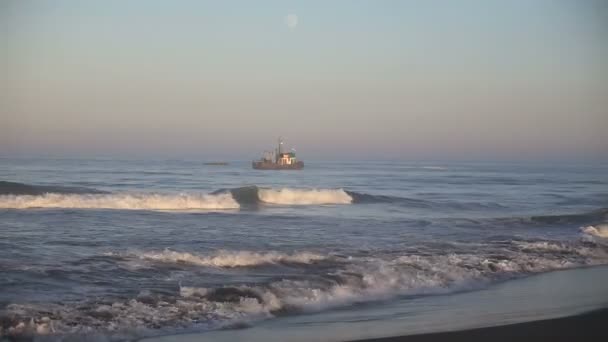 Barco de pesca profesional — Vídeos de Stock