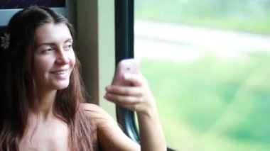 Trenle seyahat eden genç bir kadın.