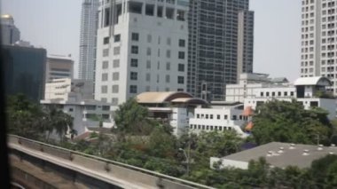 Tren yolu (tren penceresinden görünümü)