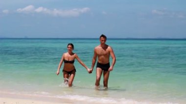 Kumsalda sevgi dolu bir çift