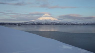 adam sırt çantasıyla.