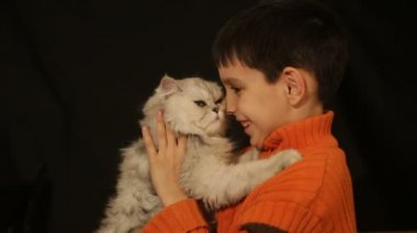 çocuk ve beyaz kedi