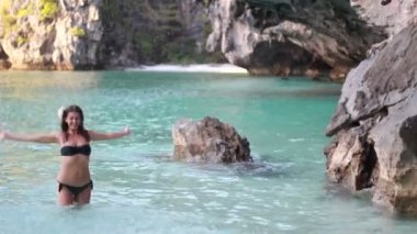 Sahilde güzel bir kadın.