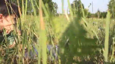 Çocuk Parkı çimenlerin üzerinde diz üstü açık kullanma