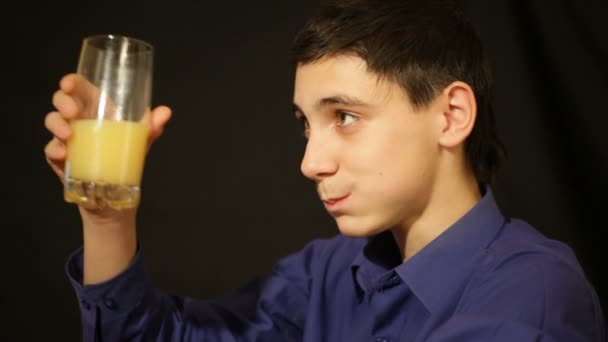 Мальчик пьет сок — стоковое видео