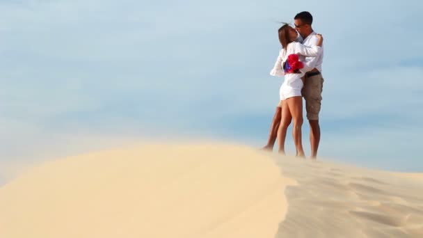 Любящая пара, путешествующая по пустыне — стоковое видео